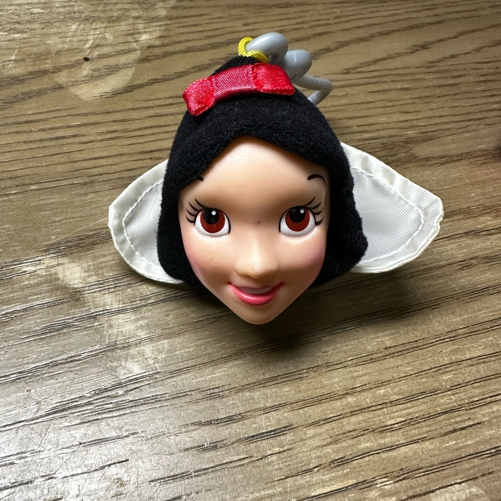 Vintage 2001 Snow White and 5 dwarfs clips